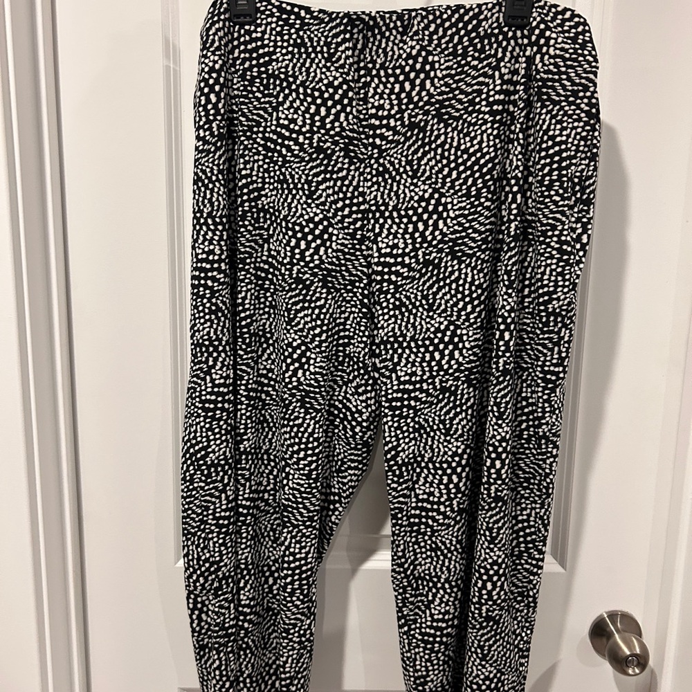 Tahari Black and White Abstract Women's Cropped Pants